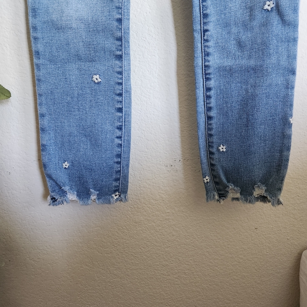 Abercrombie Flower Embroidery Straight leg light/medium wash jeans - Picture 4 of 7